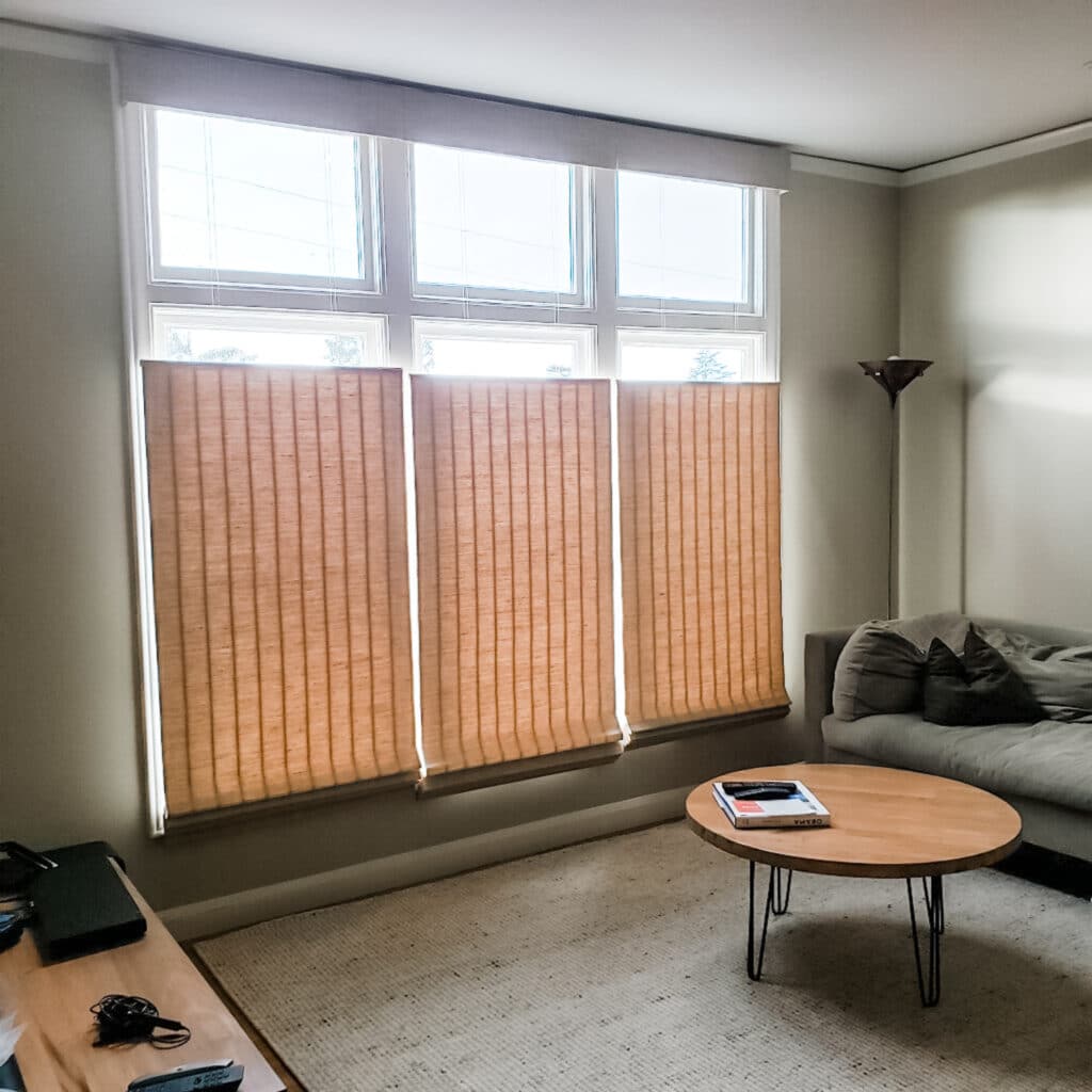 Motorized woven wood shades provide a range of easy positionning in this Berkeley Hills home with privacy and thermal control needs